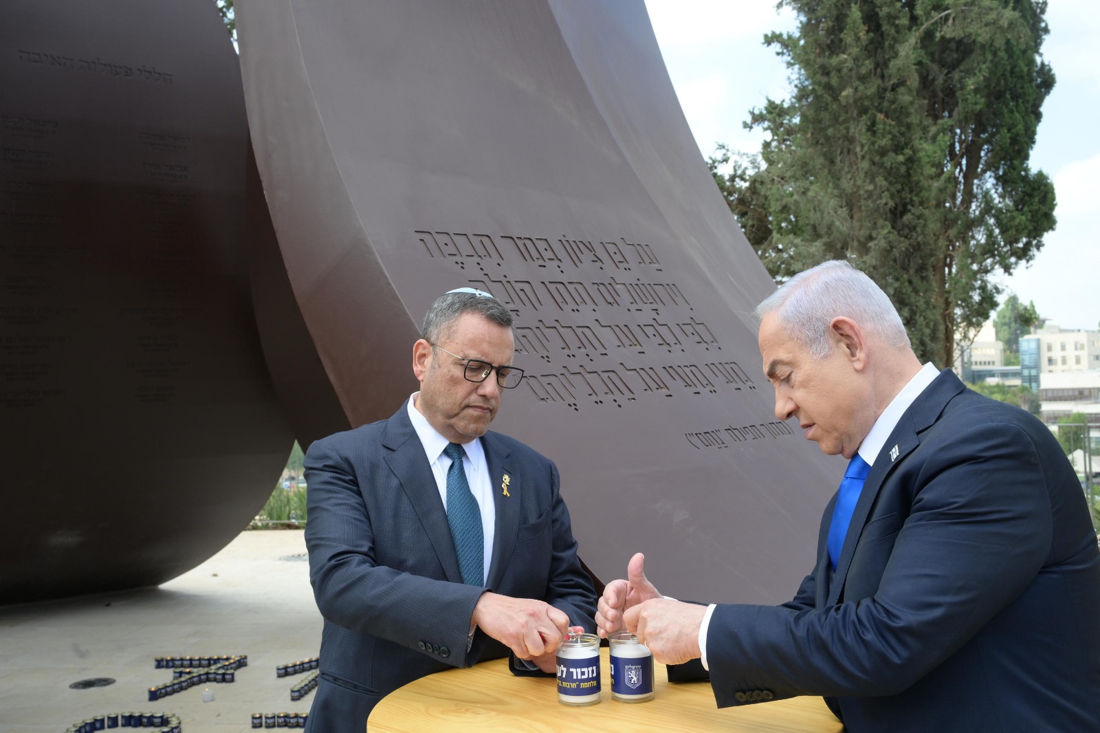שנה ל-7.10: נתניהו ומשה ליאון הדליקו נר זיכרון בירושלים