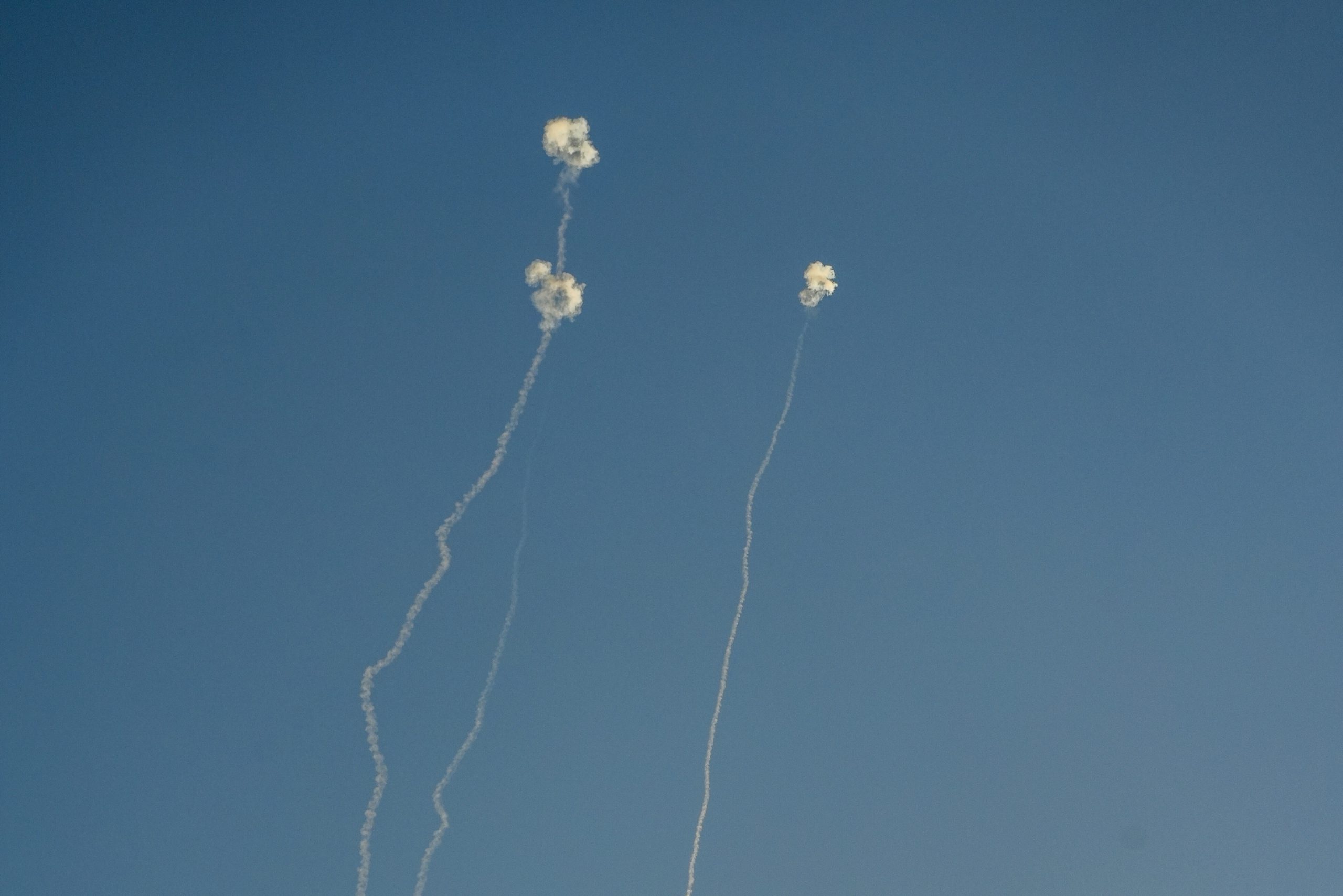 שני שיגורים: אזעקות בחיפה, בזכרון יעקב ובקיסריה