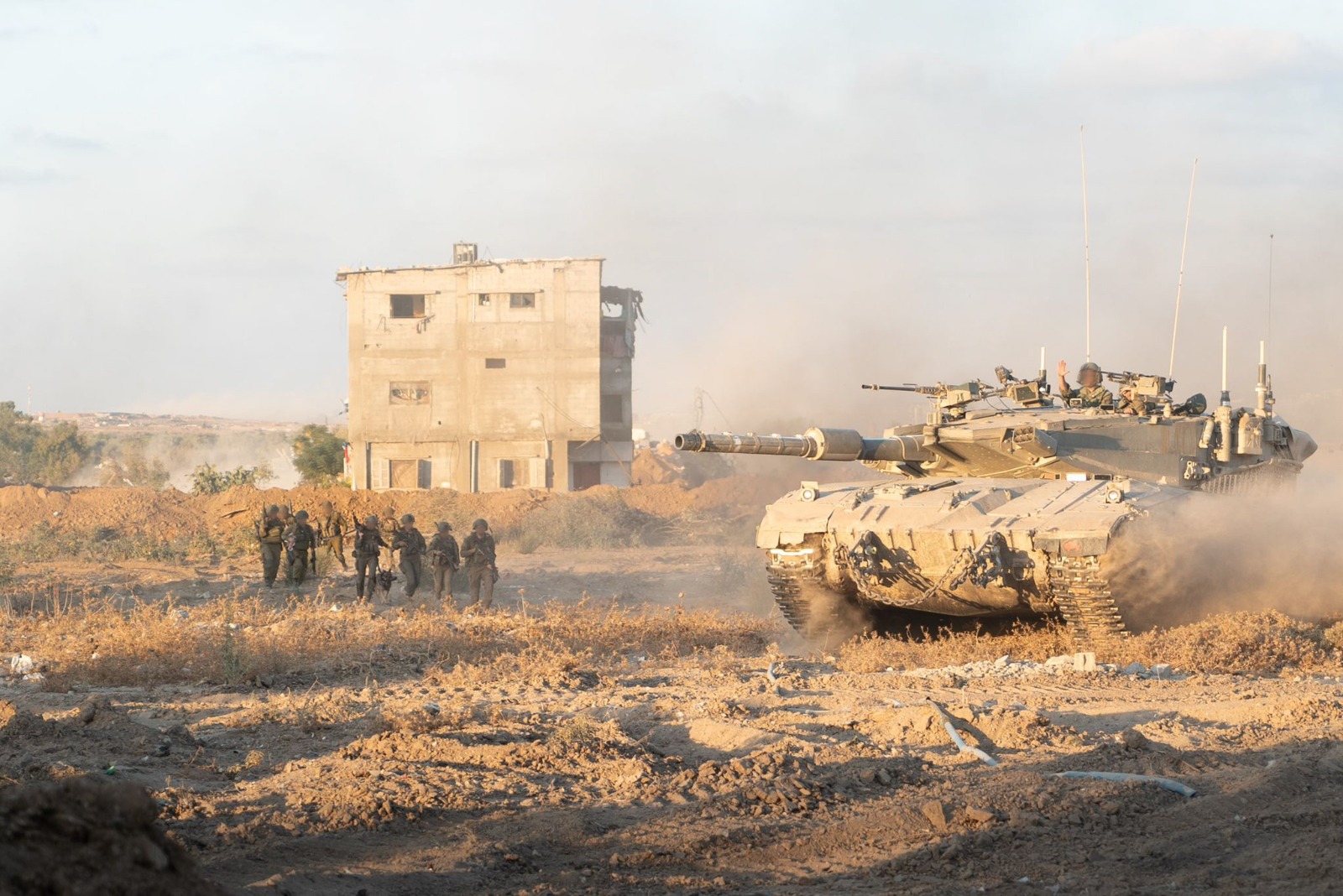 בלי הפסקה: צה"ל ממטיר אש על עזה ולבנון