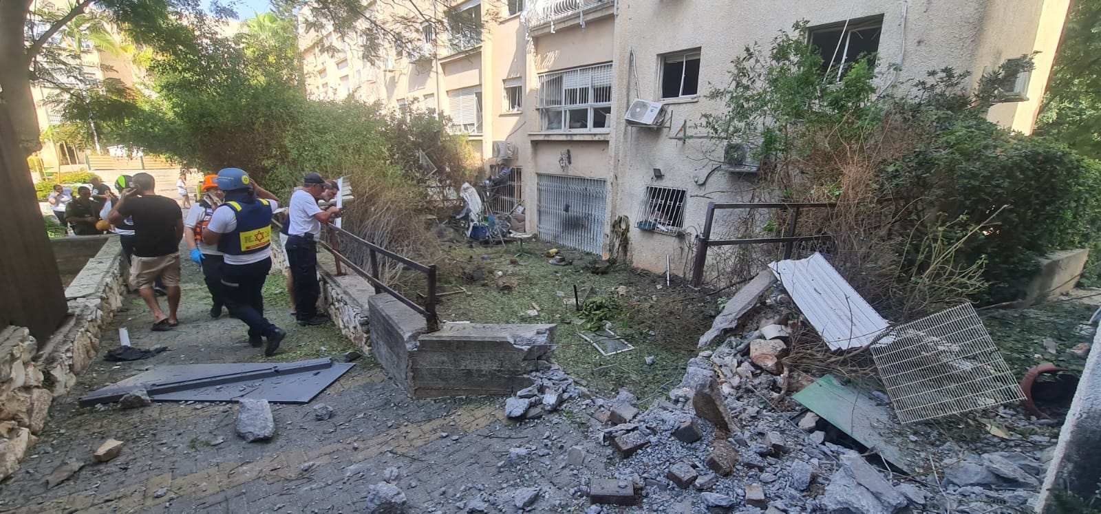 המטח לקריות: 20 שיגורים מלבנון, נפילה בחצר בית