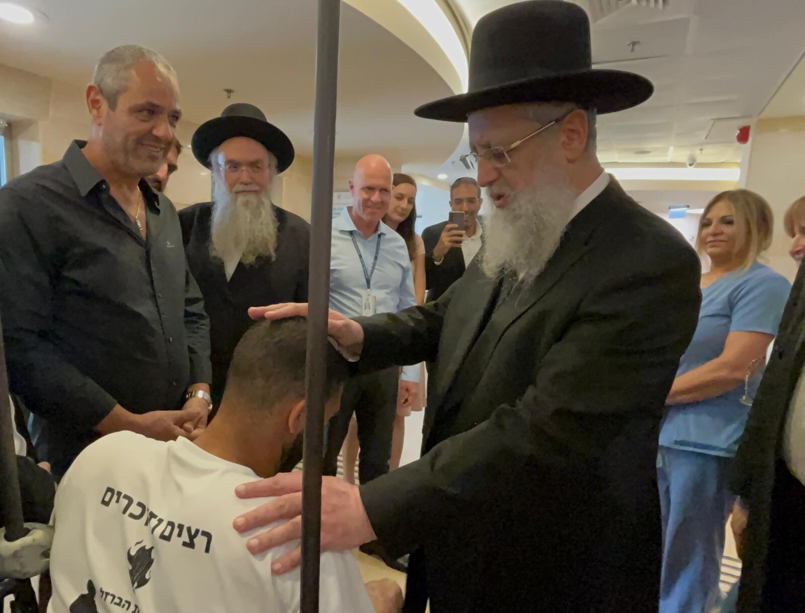 הרב הראשי החדש ביקר חיילים פצועים בבית החולים