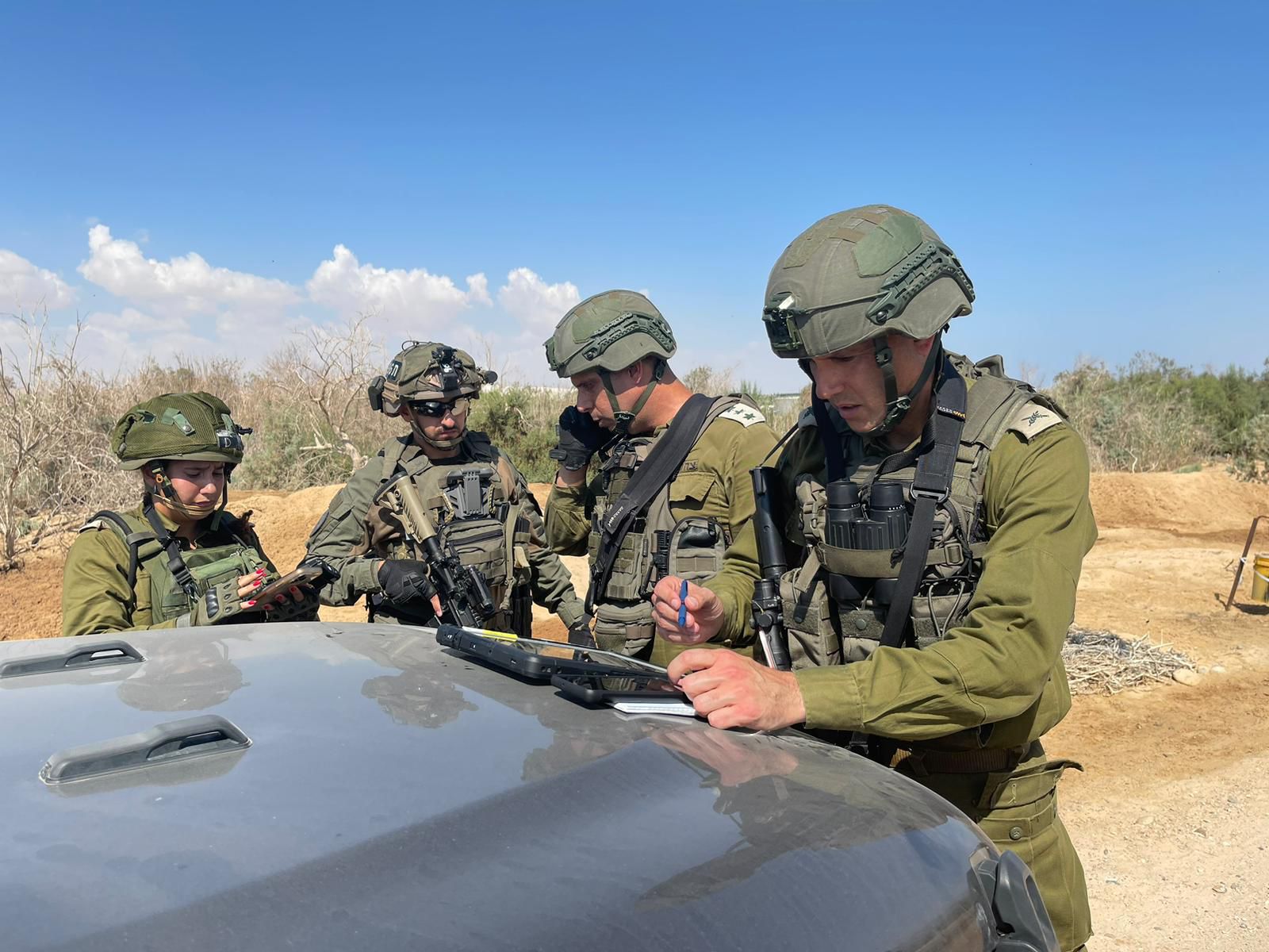 מפקד אוגדה 80 ומח"ט יואב בזירת הפיגוע