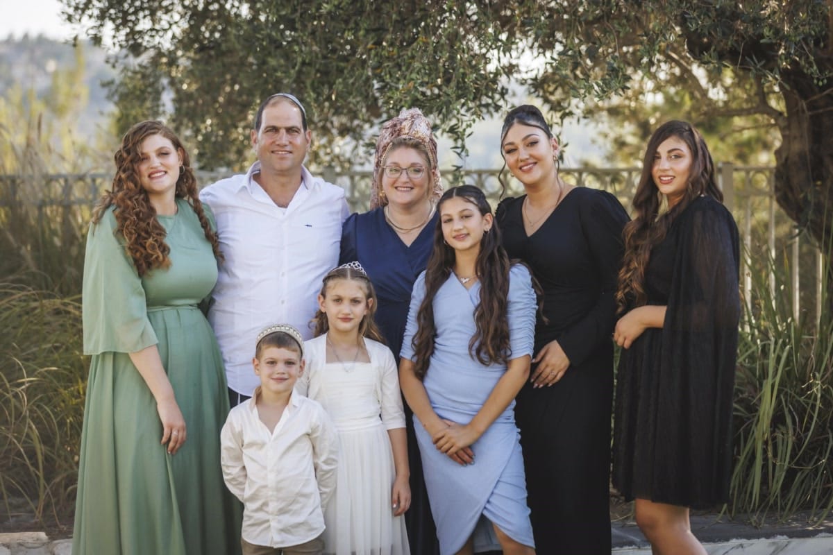 רב סרן הרב אבירם חריב הי"ד ומשפחתו (קרדיט: מועצה אזורית בנימין)