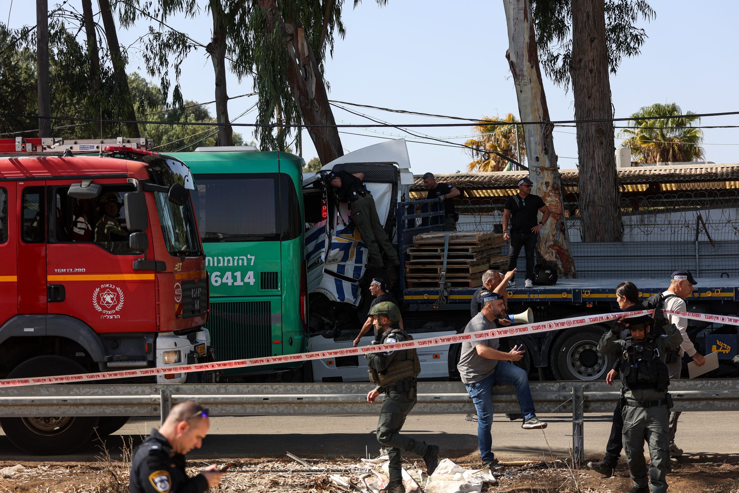 האוטובוס הוריד נוסעים, המשאית נכנסה בהם: פרטי הפיגוע בגלילות