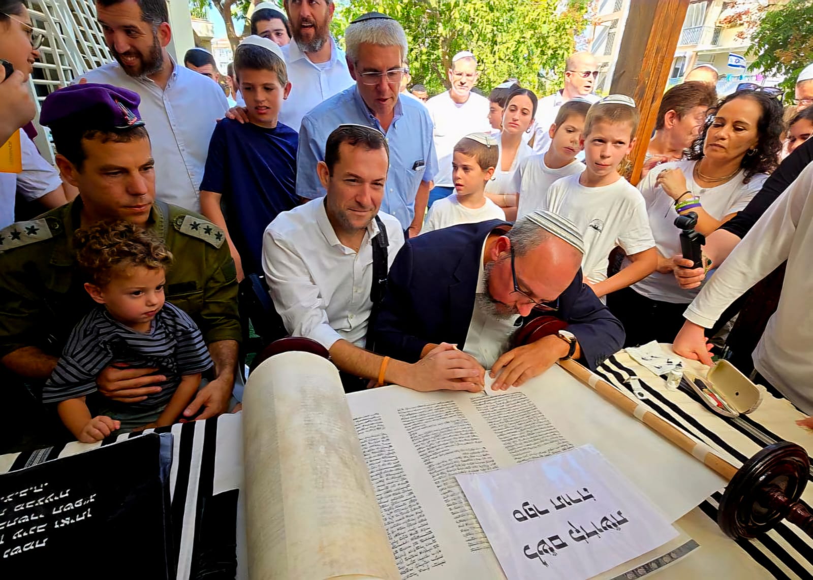 יוסי דגן בכתיבת אותיות בספר התורה לצד עינב ברוך ומח"ט שומרון אריאל גונן