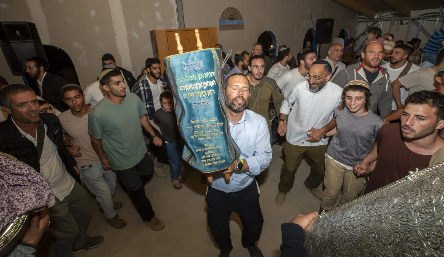 ראש המועצה ישראל גנץ בהכנסת ספר תורה