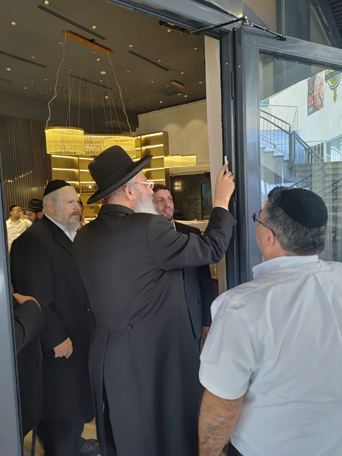 קביעת המזוזות