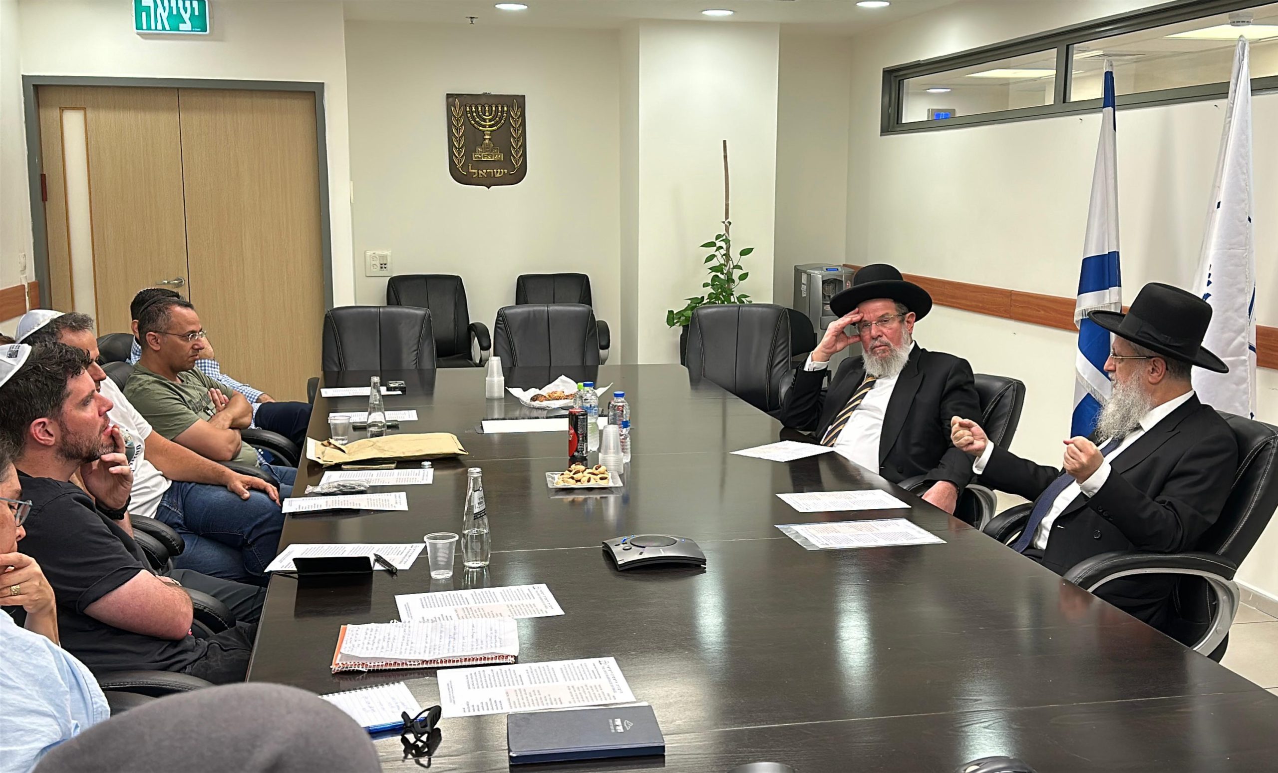 הפגישה הראשונה: הרבנים הראשיים נפגשו עם משפחות החטופים