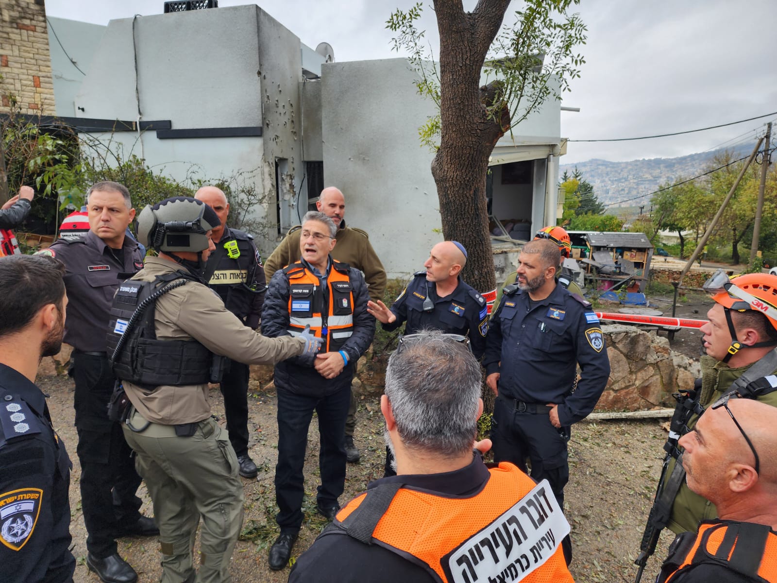 כטב"מים ורקטות מלבנון: אישה נפצעה מפגיעה בבית בכרמיאל