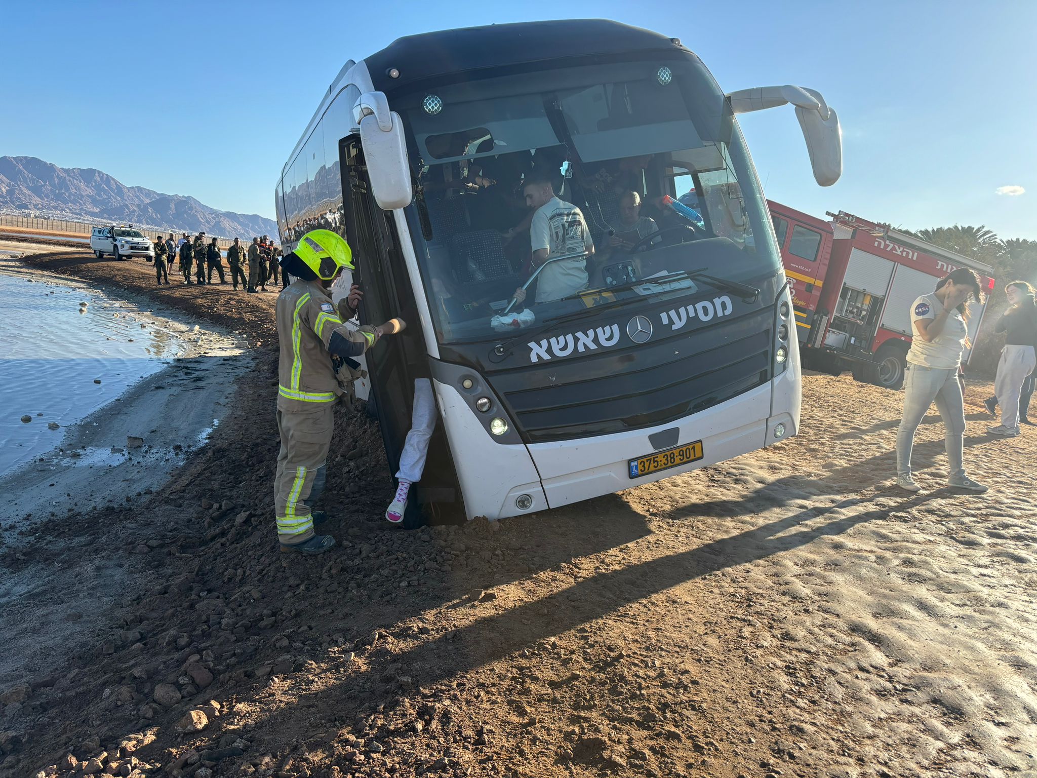 דרמה באילת: 50 תלמידים חולצו מאוטובוס ששקע בחול