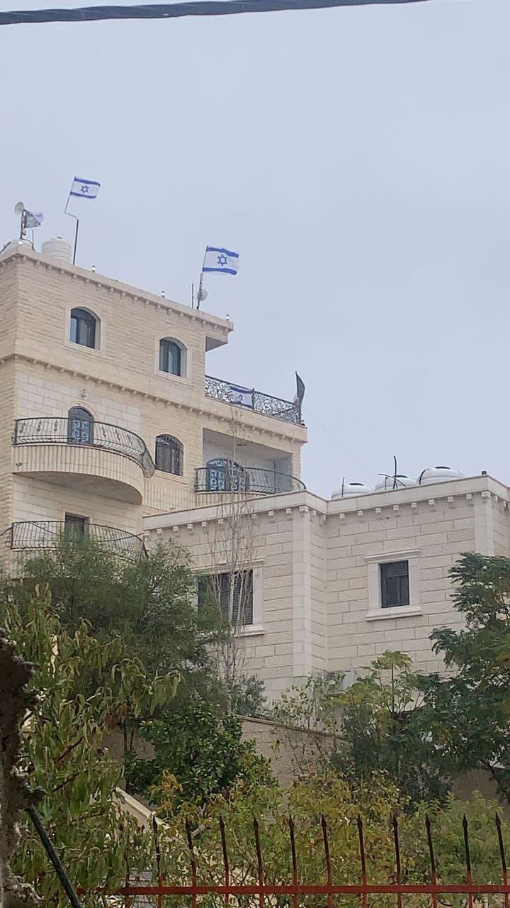 כך זה נראה בתוך הכפר: דגלי ישראל על הבתים באל מוע'ייר