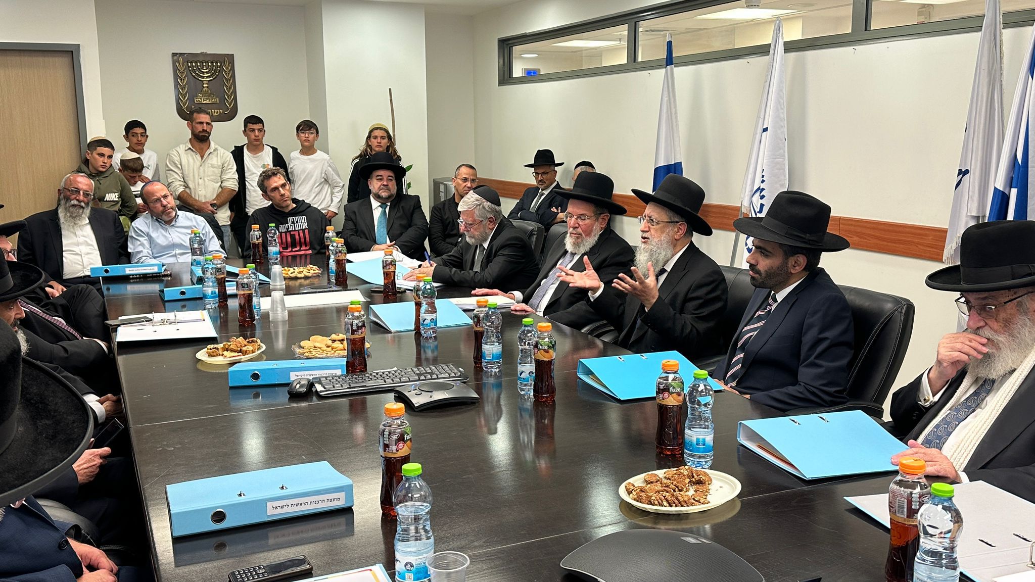 בישיבה הראשונה: הרבנים הראשיים נפגשו עם משפחות החטופים