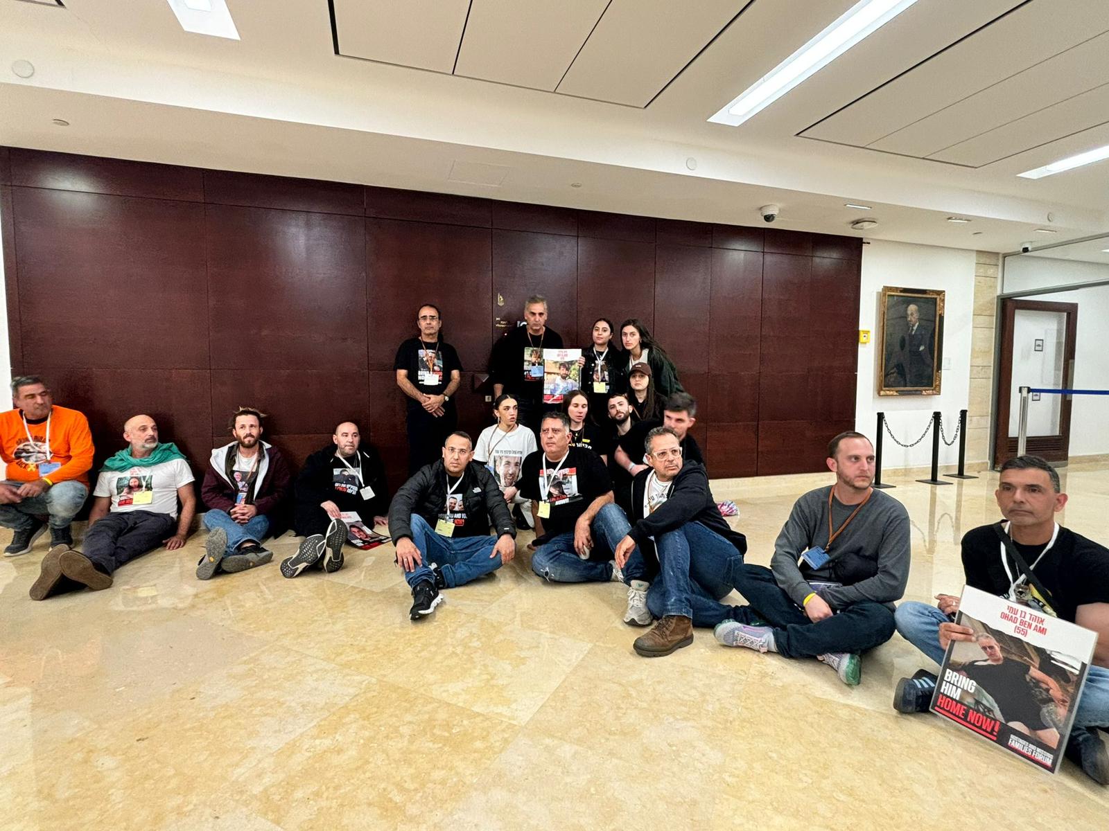 משפחות חטופים מתבצרות בכנסת: "נתניהו, תביא עסקה עכשיו"