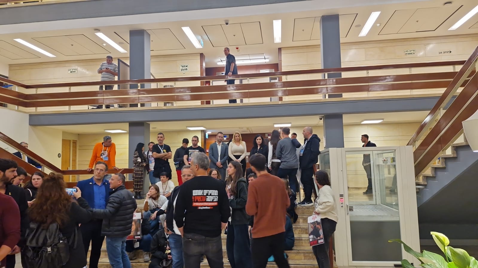 גם חברי כנסת מהאופוזיציה הצטרפו למשפחות החטופים