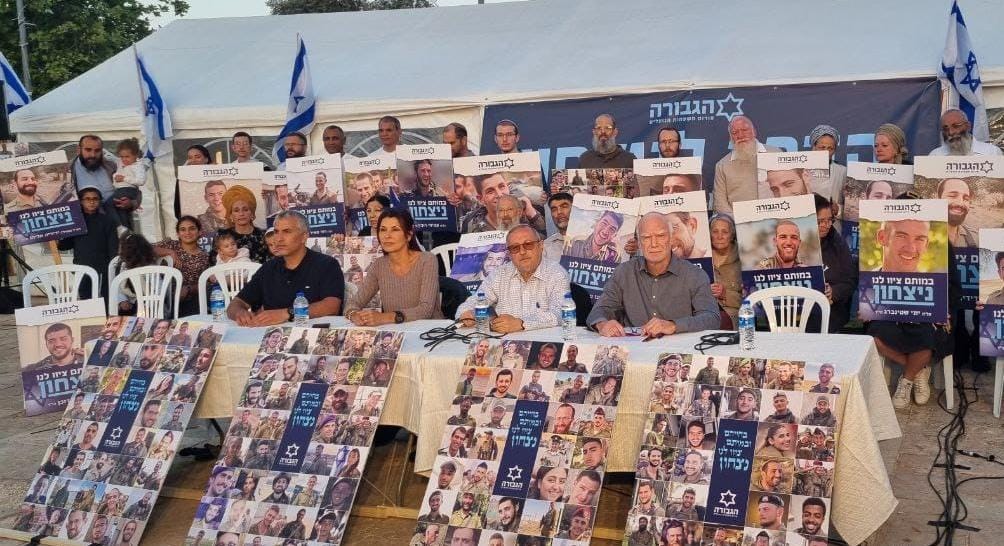 הרב אהרון אנקרי ז"ל עם תמונת גיסו – ידידיה אליהו הי"ד. (עומד אחרון בצד שמאל)
