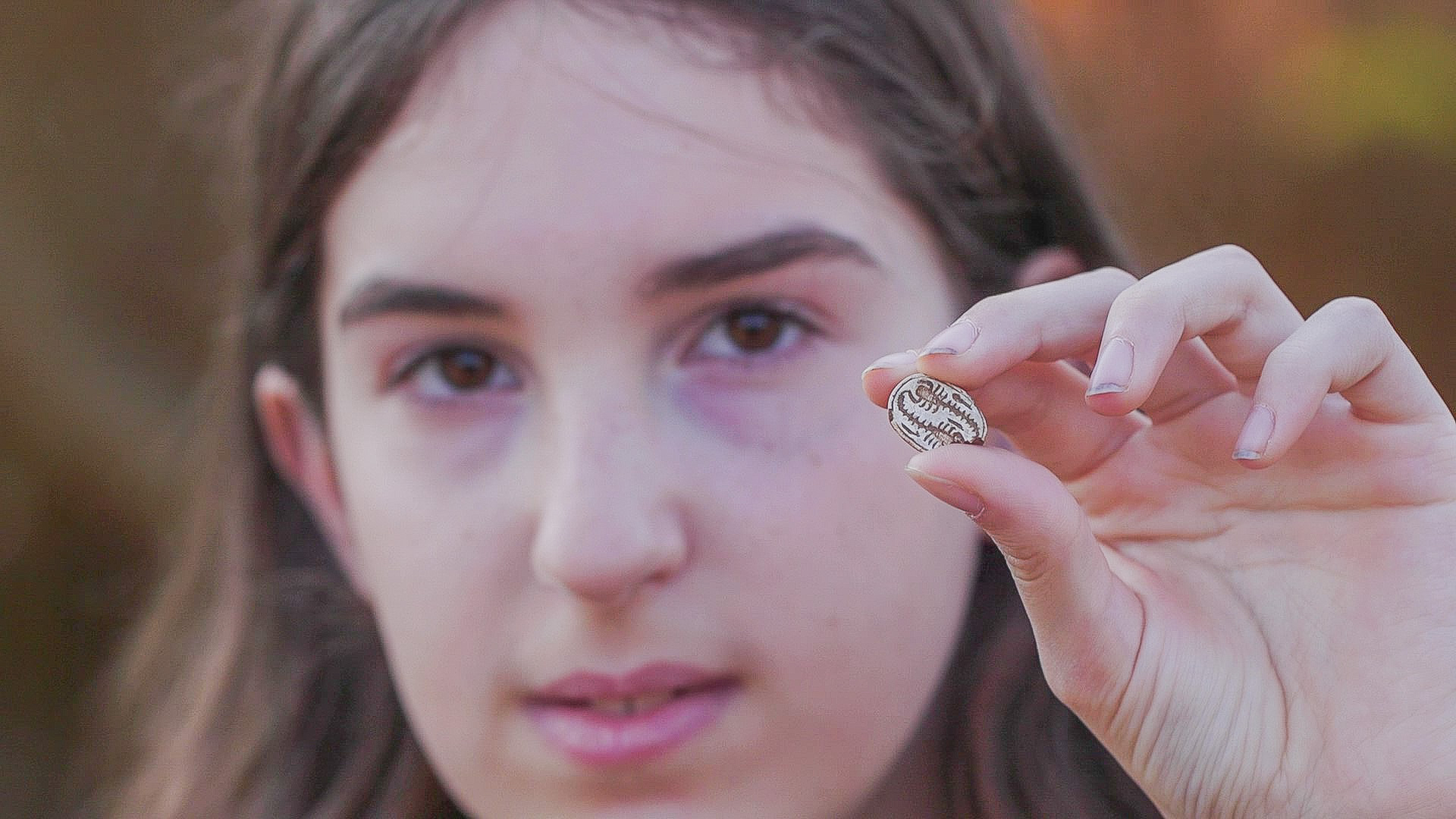 מזל עקרב: ילדה בת 12 גילתה קמיע מצרי בן כ-3,500 שנה
