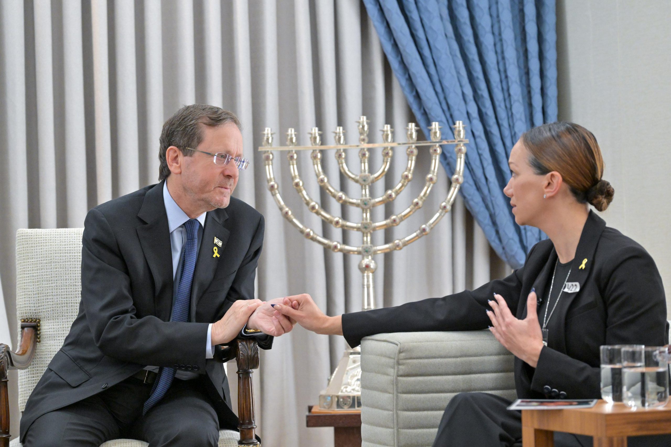 הרצוג נפגש עם אם החטוף: "יש מו"מ מאחור הקלעים לעסקה"