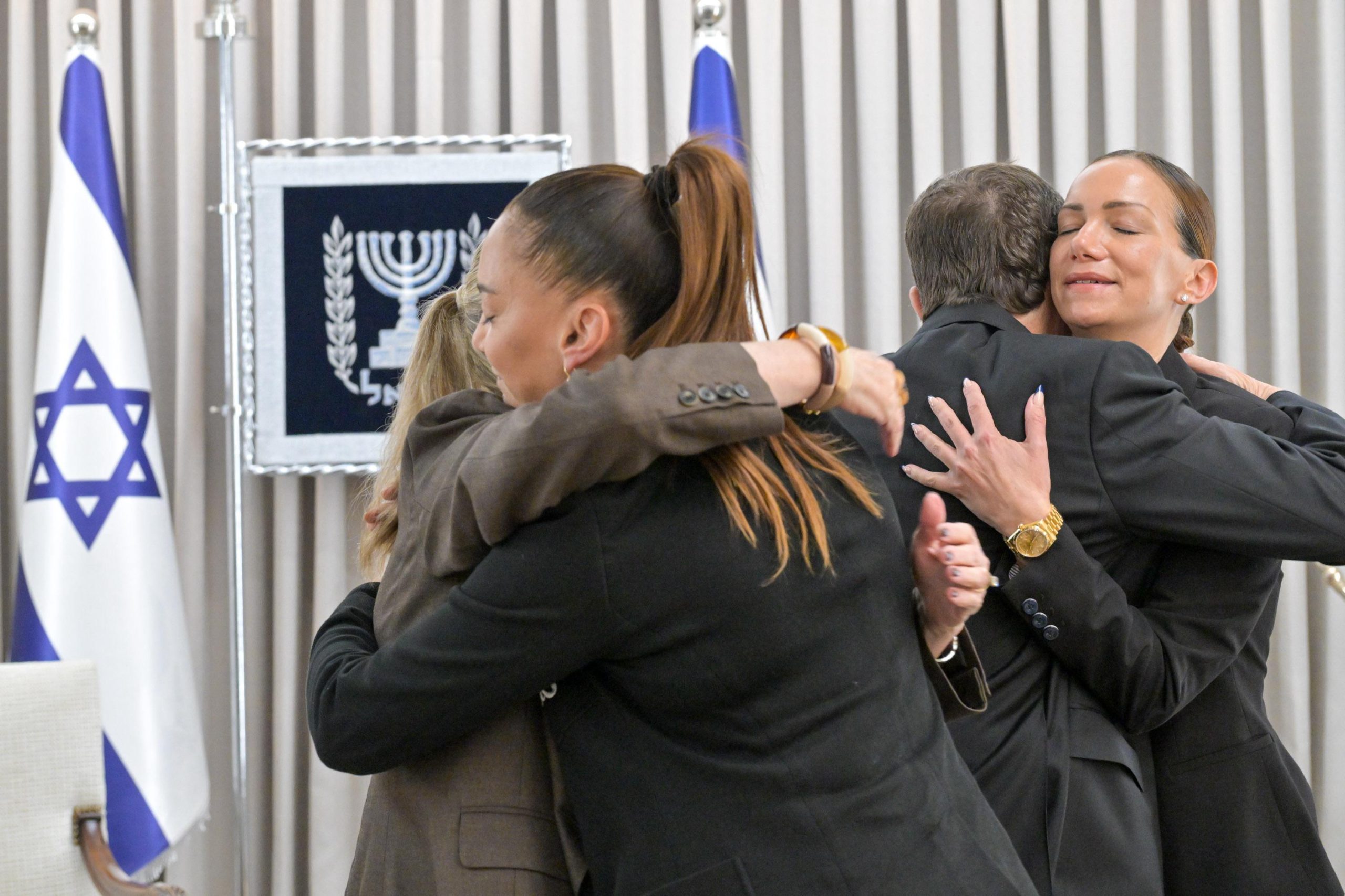 הרצוג נפגש עם אם החטוף: "יש מו"מ מאחור הקלעים לעסקה"