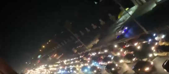 פאניקה בסוריה: המורדים סוגרים על חומס, רבבות נמלטים