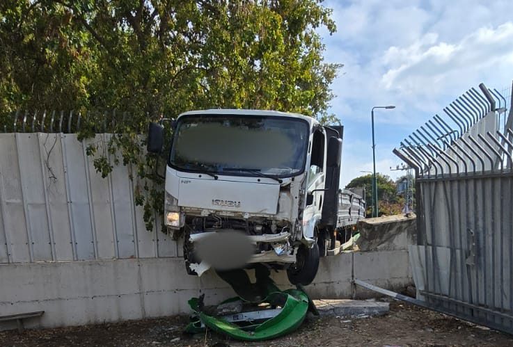 משאית התנגשה בגדר מוסד חינוכי ברמלה, הנהג נפצע קשה