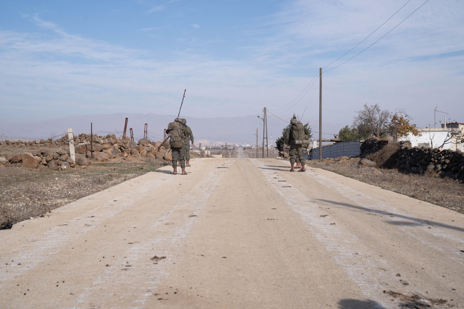 דוהרים לתוך שטח האויב: צפו ברגע הכניסה של כוח הצנחנים לסוריה