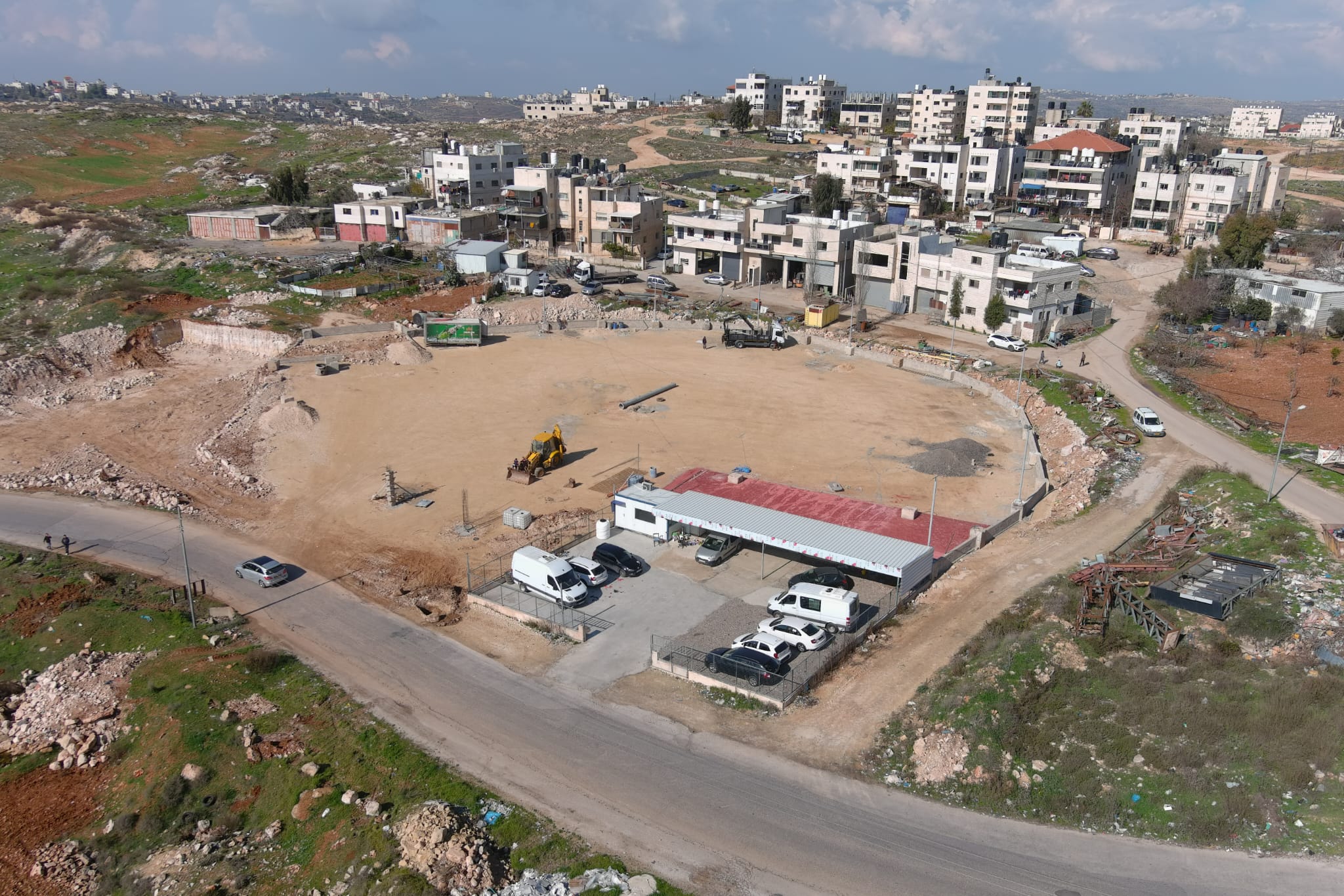 מגרש המכוניות על שטח C, כ-300 מטר ממשרדי המנהל האזרחי (קרדיט: תנועת רגבים)