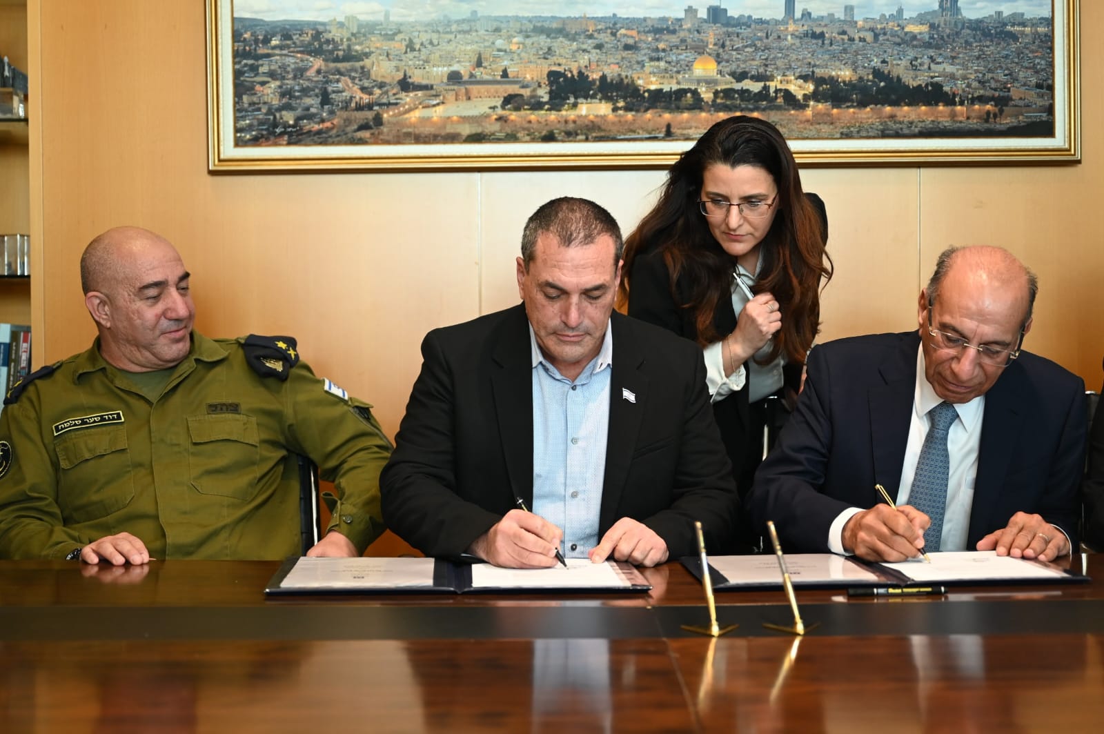 טקס החתימה על רכישת ספינות רשף (דוברות משרד הביטחון)
