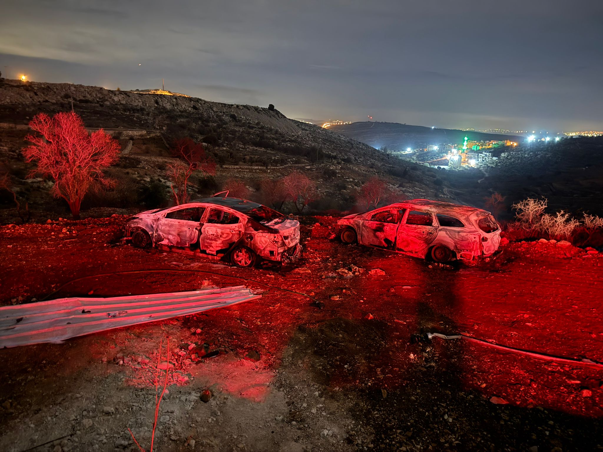 20 מטר מבית של משפחה: פלסטינים הציתו רכבים של יהודים בבנימין