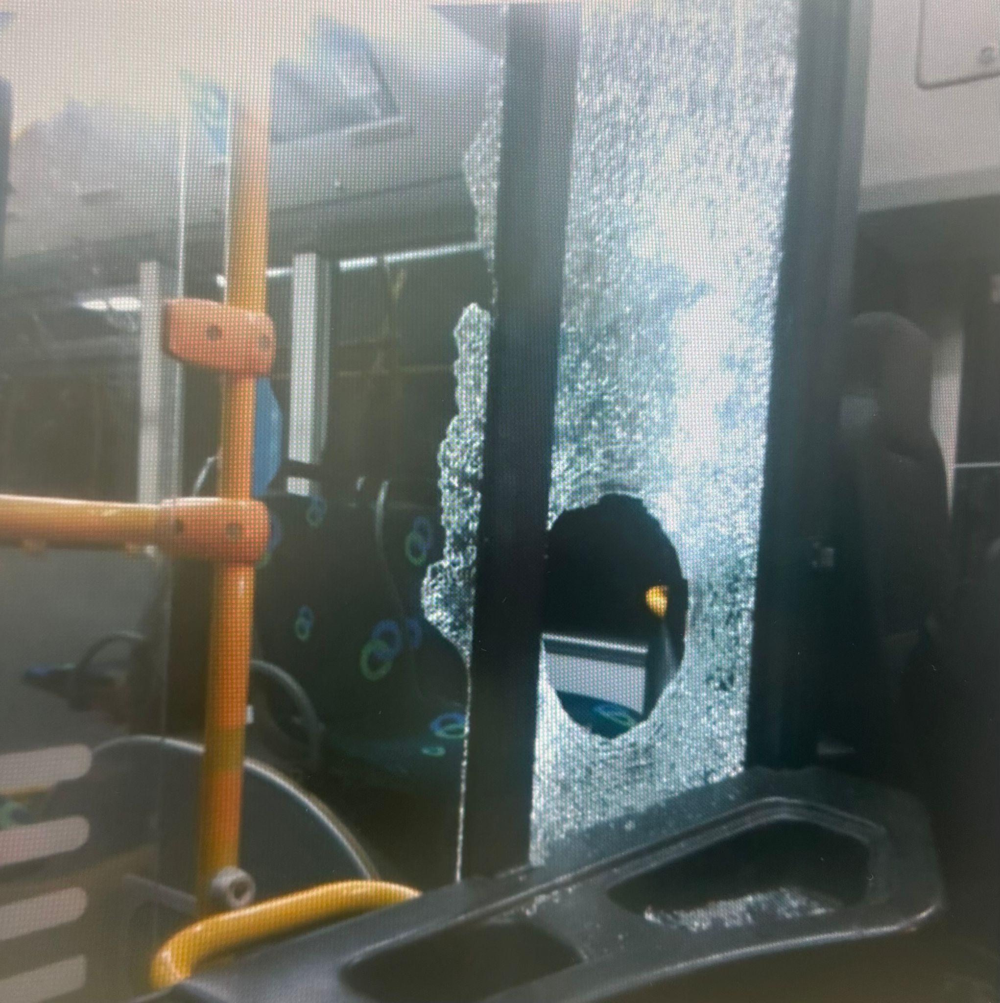 חשד: נערים יידו אבנים לעבר אוטובוסים ובעטו בנהג