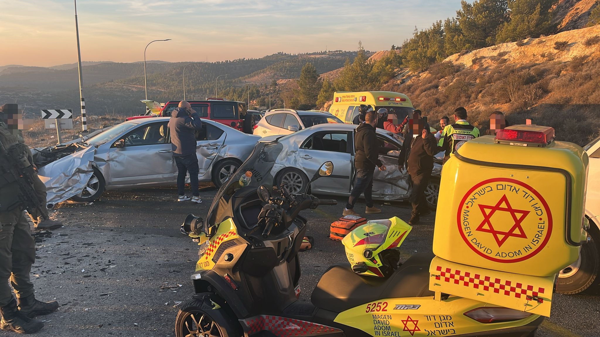 3 בני אדם נפצעו באורח בינוני בתאונת דרכים בין 4 כלי רכב