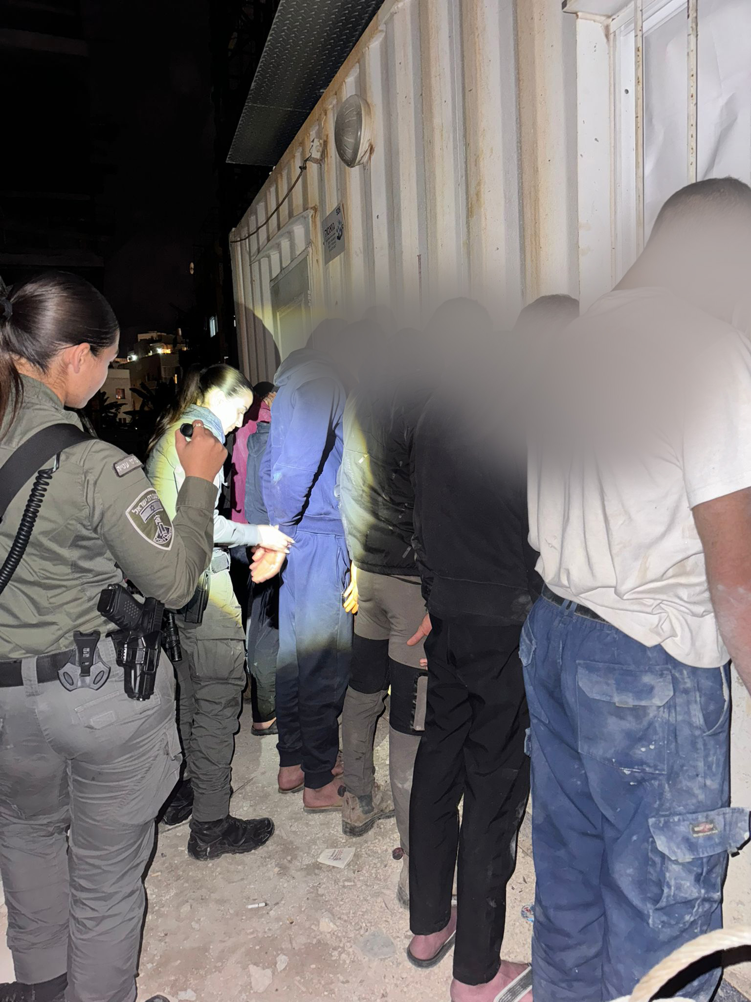 מתחת לאף: עשרות שוהים בלתי חוקיים נעצרו במתחם החדש בגלילות