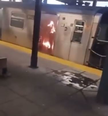 רצח מזעזע: הצית אישה ברכבת וישב לצפות