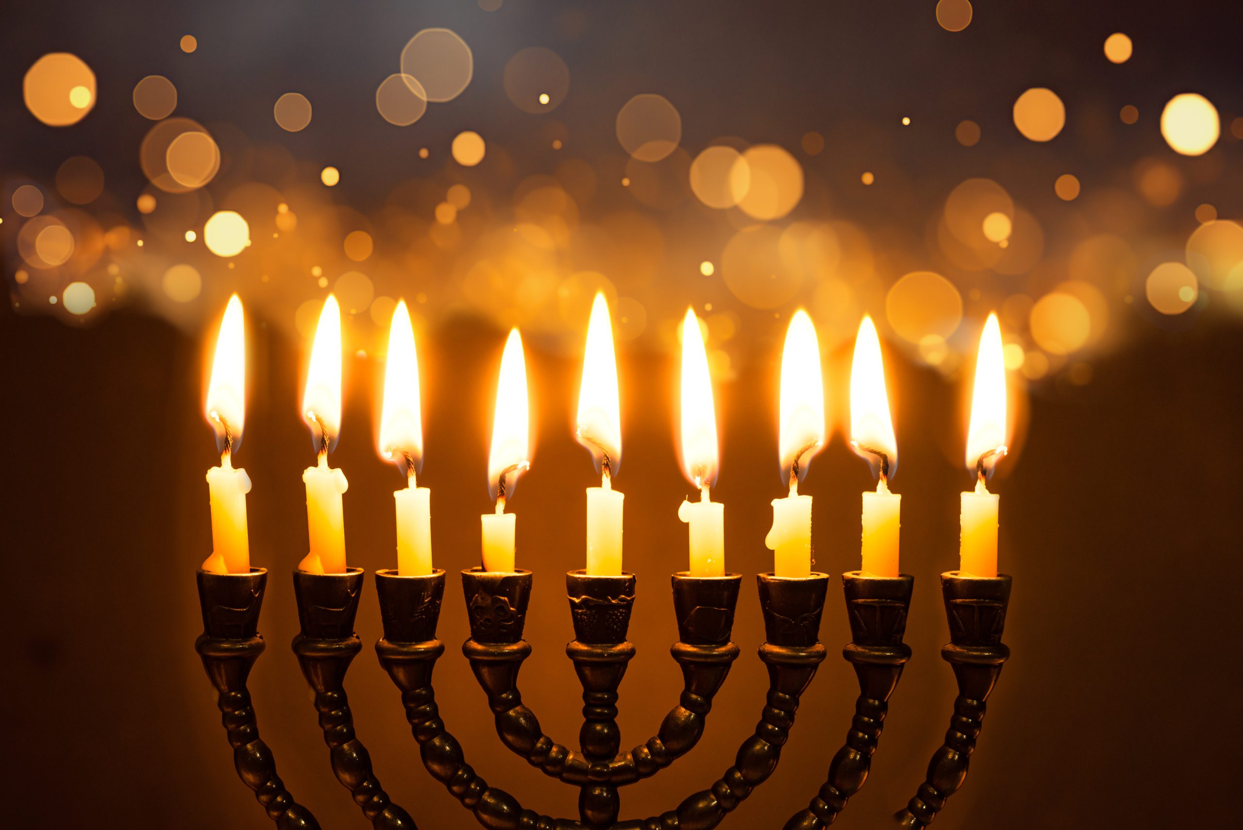 סדר הדלקת נרות חנוכה והפיוטים