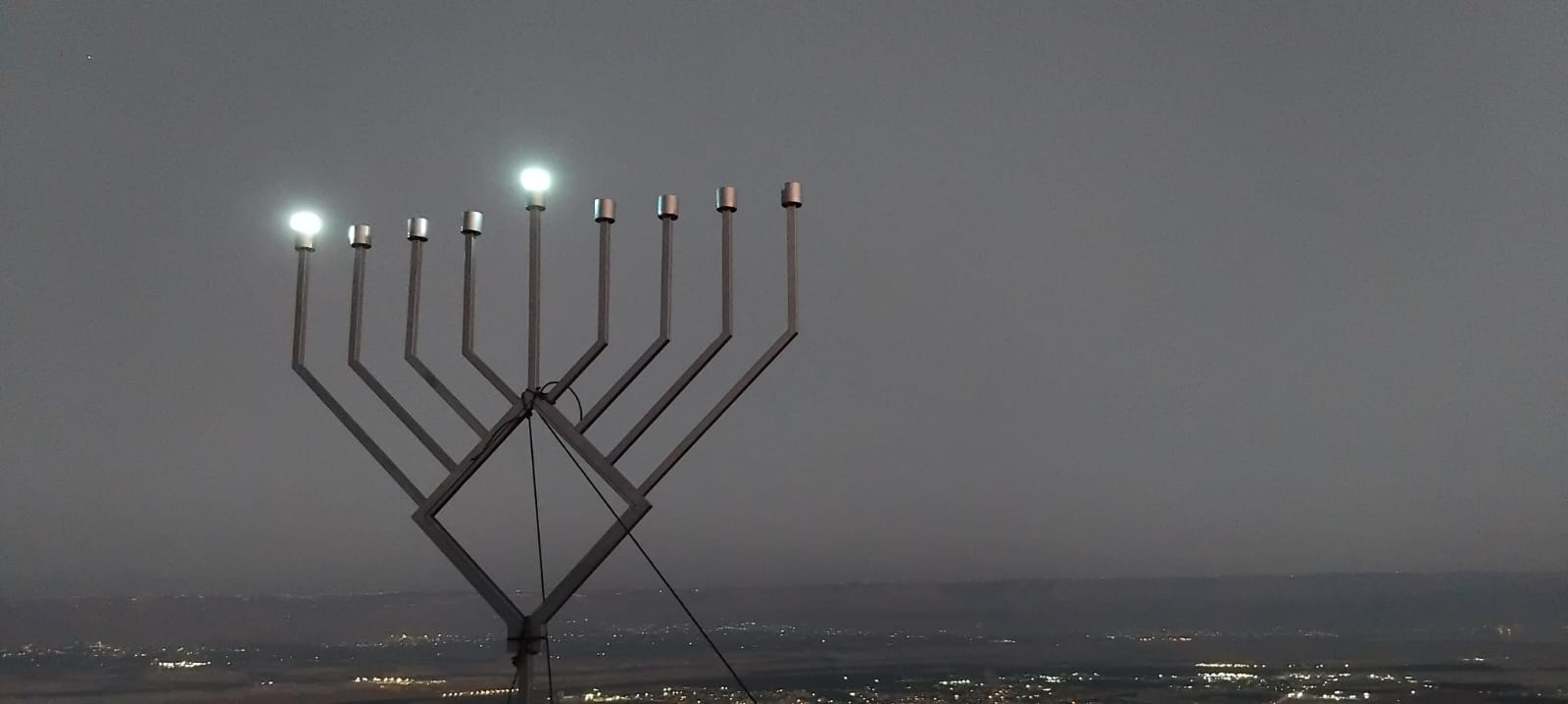 אחרי עשרות שנים: חנוכייה הודלקה במקום בו נפל שמעון החשמונאי