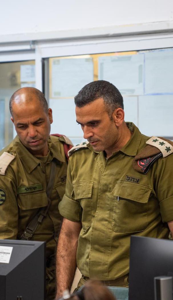 מח"ט מנשה לצידו של מפקד אוגדת יהודה ושומרון, יקי דולף (דובר צה"ל)