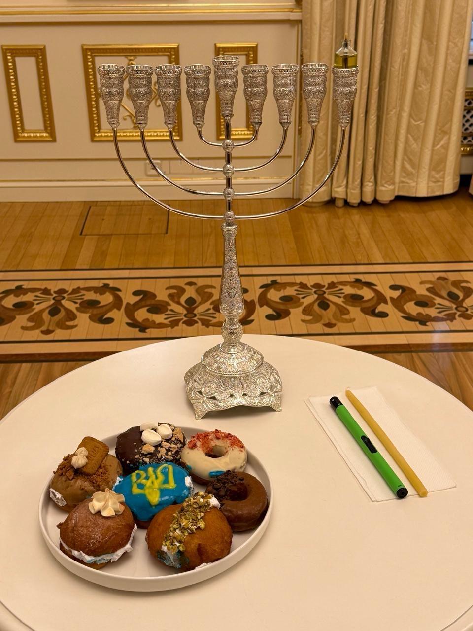 בחנוכיה מזהב: זלנסקי הדליק נרות בקייב עם רבני אוקראינה