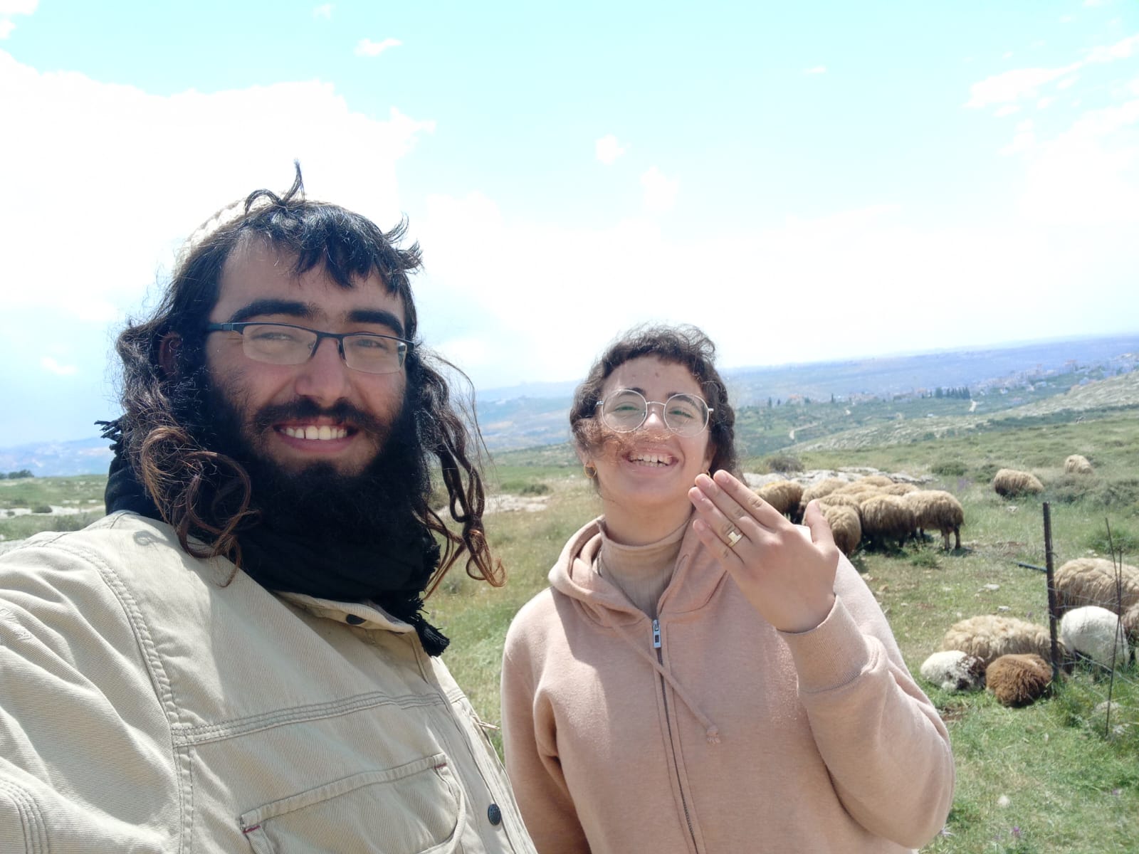לא קורה בכל מקום: הצעת הנישואין של עוז יהודה לאשתו בזמן המרעה