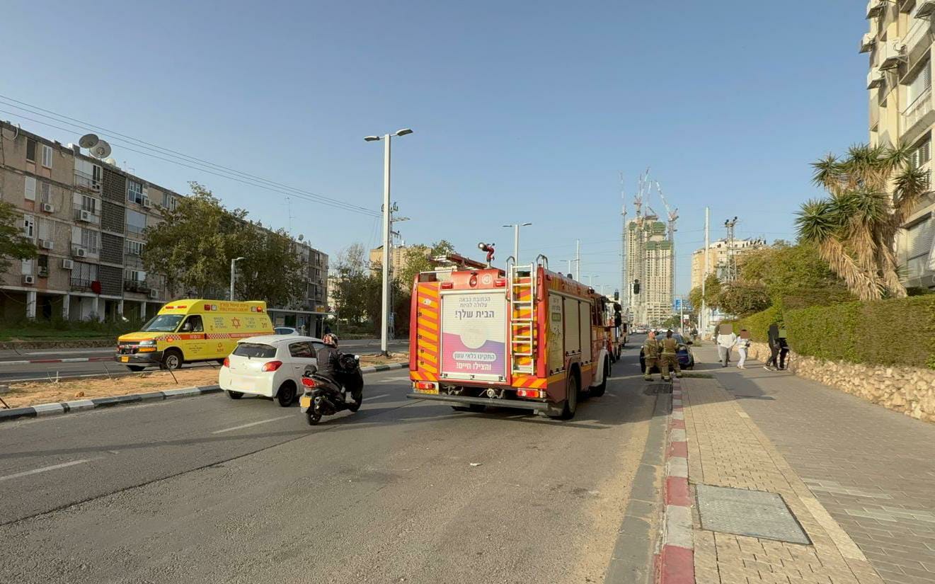 שריפה פרצה בבניין מגורים בחולון: בת 71 נפצעה משאיפת עשן