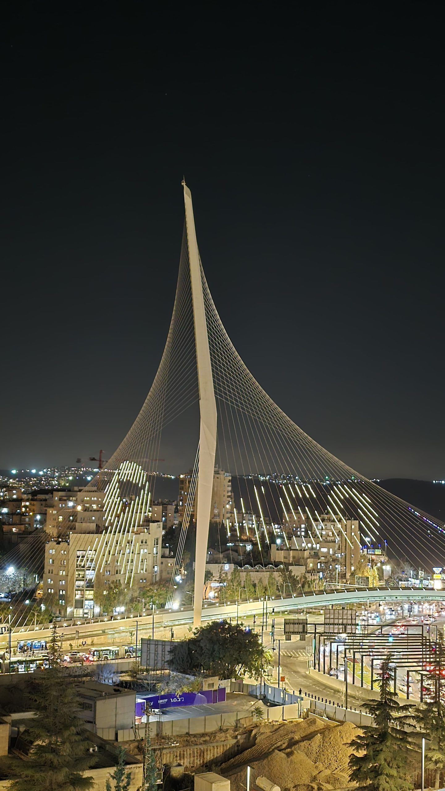 450 ימים בשבי: גשר המיתרים בירושלים הואר בצהוב