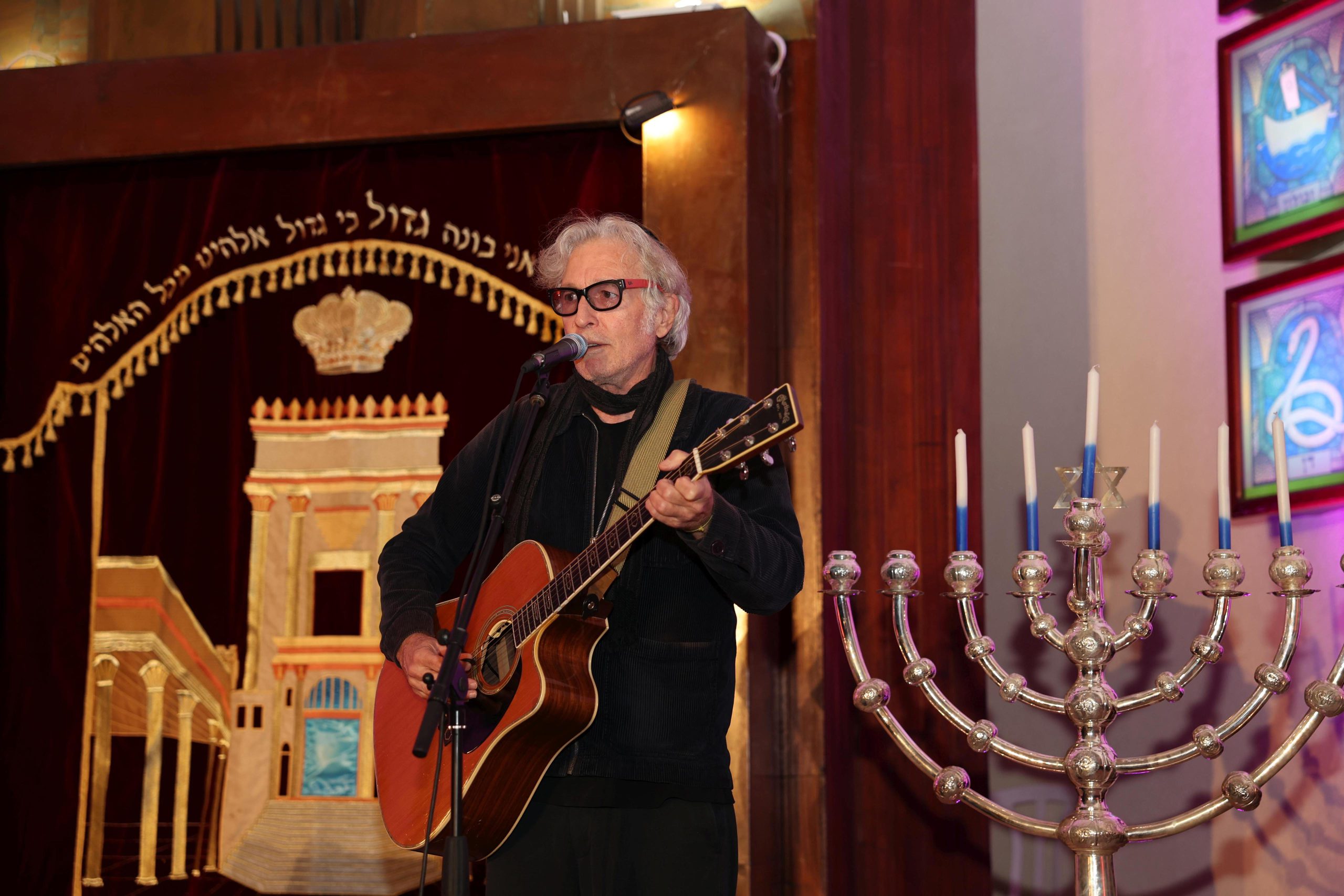 צפו: ברי סחרוף שר 'שיר למעלות' למען החזרת החטופים