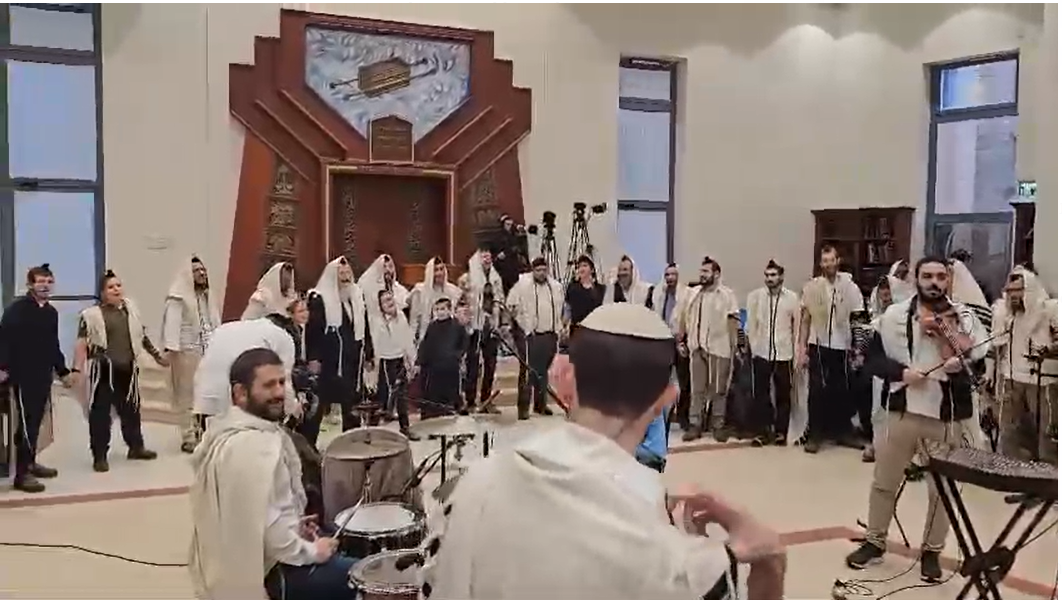 בגלל הגשם, התפילה המוזיקלית שינתה מקום. צפו