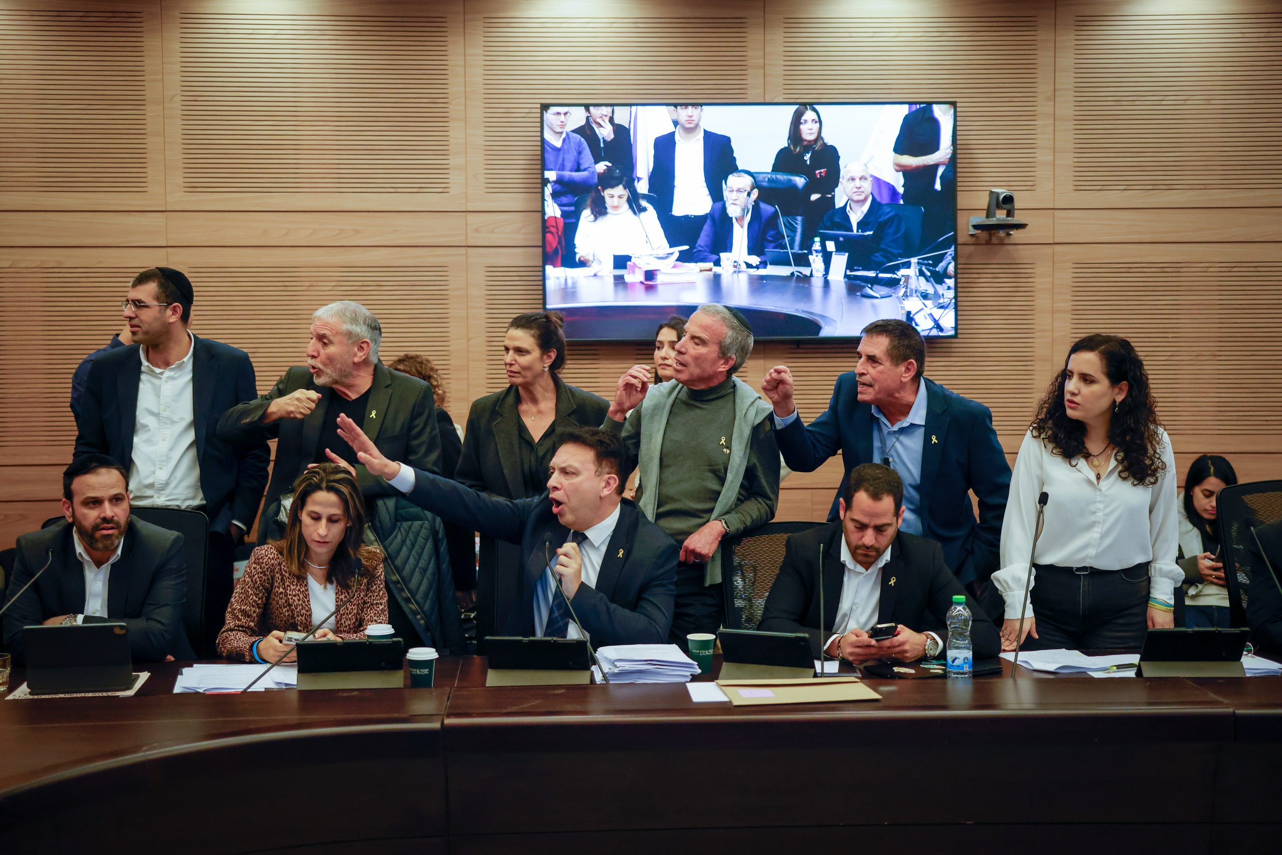 חברי האופוזיציה זועמים במהלך הדיון