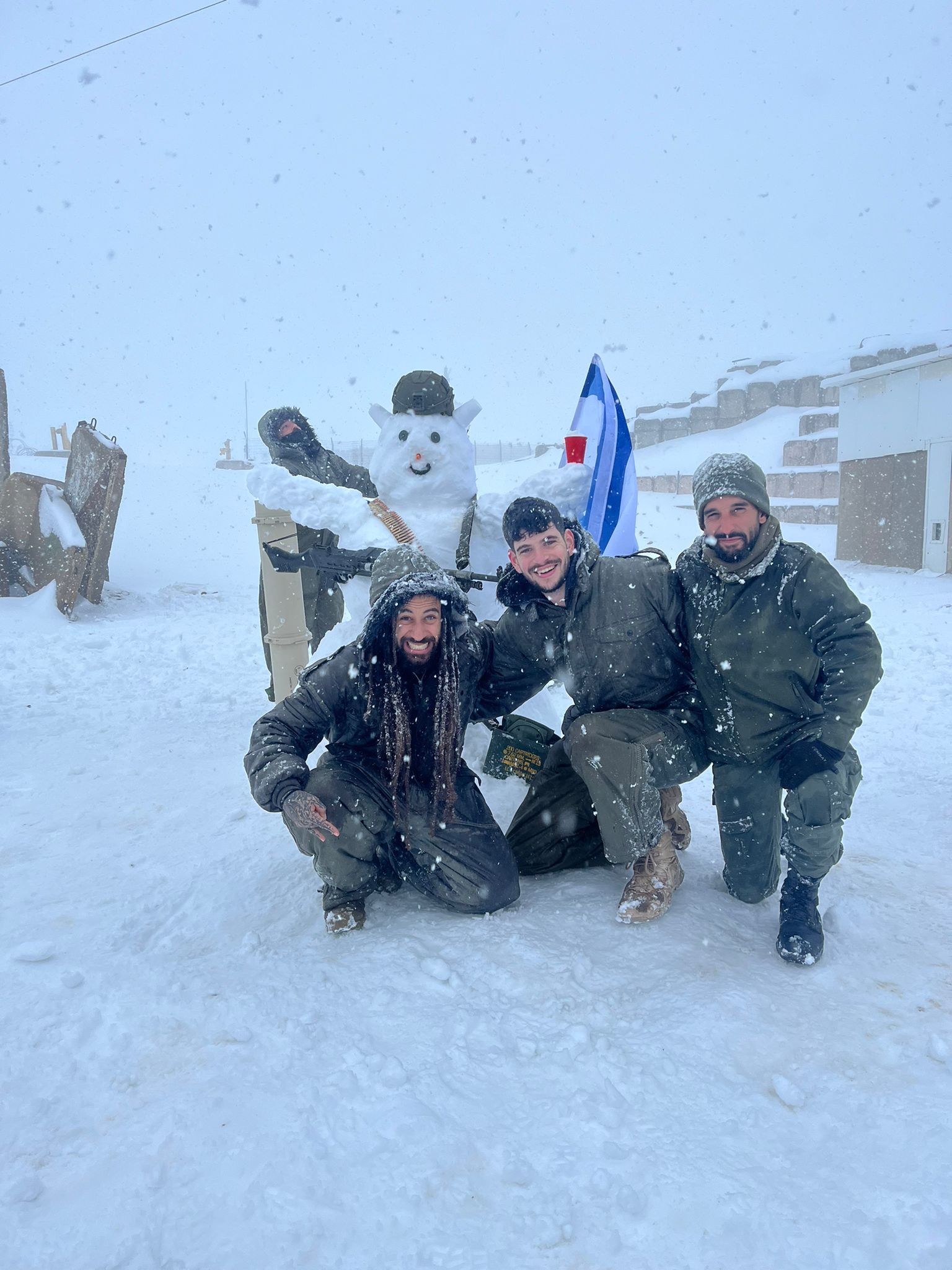 (סרן ניר חג'בי יושב משמאל,