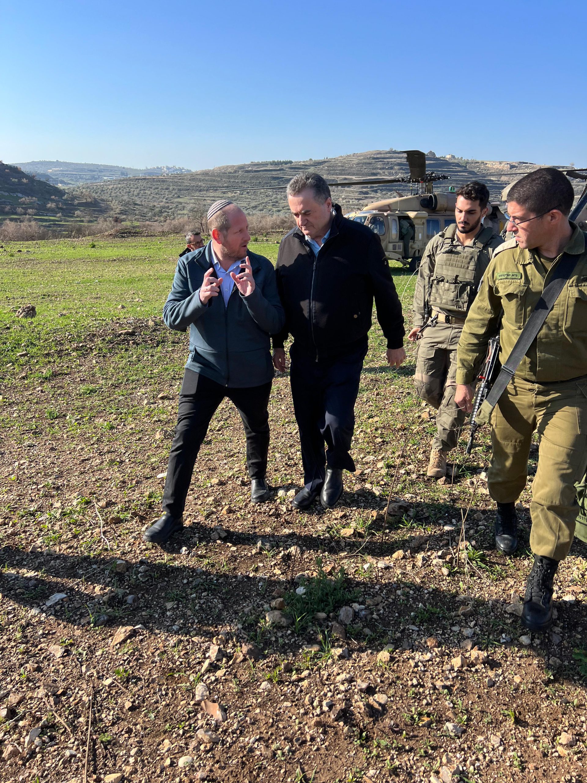 ראש מועצת קדומים עם שר הביטחון