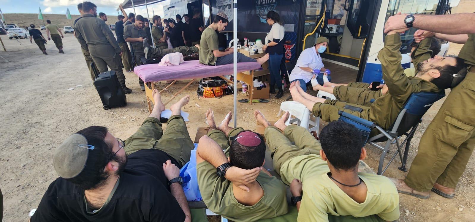 בשבילה לוחמים חולצים נעליים: הפדיקוריסטית הראשונה בצה"ל