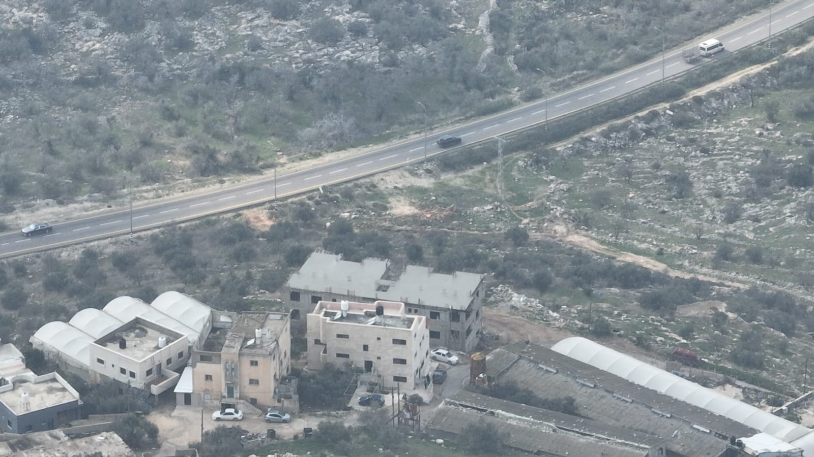 בשטח C: מבנה פלסטיני ענק נבנה על ציר מרכזי בשומרון