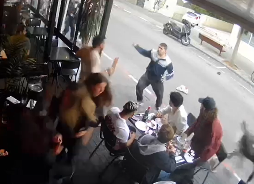 פולש לתוך חבורת אנשים ודוקר: תיעוד הפיגוע בתל אביב