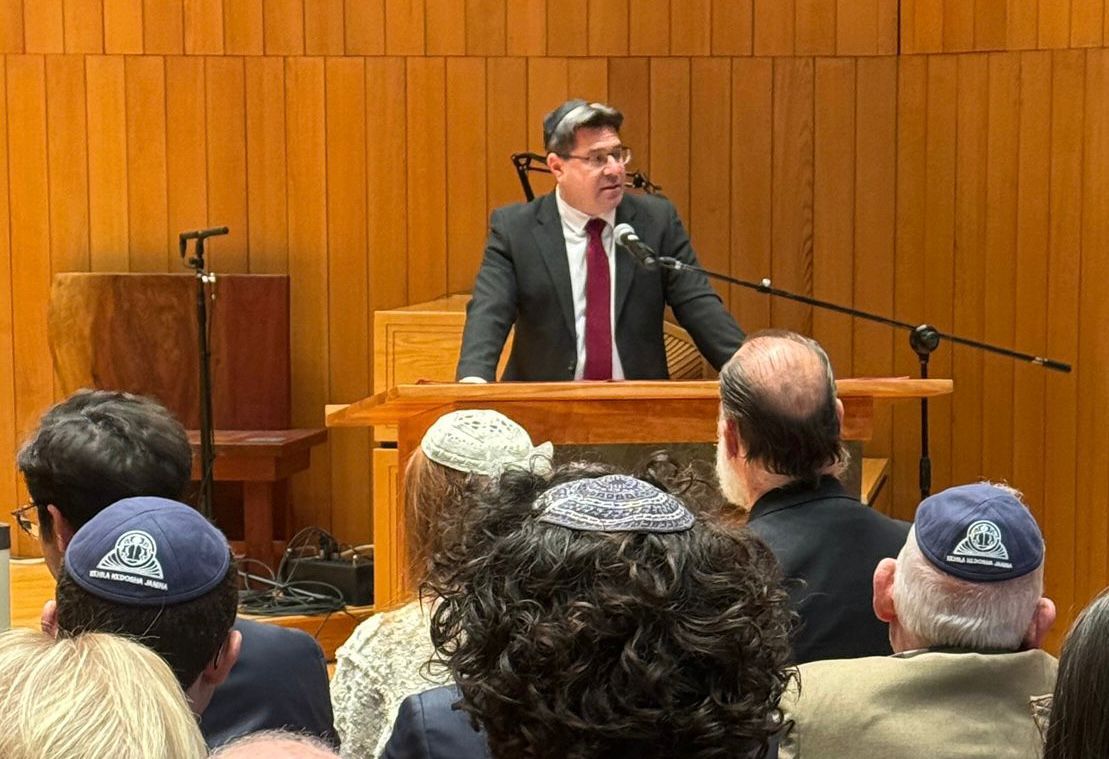 אקוניס מזהיר: "האיומים על ישראל נמשכים – והעולם שותק"