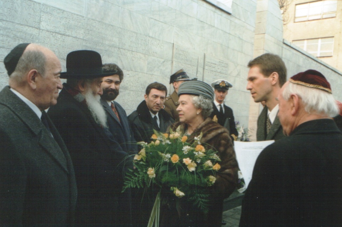 (הרב יוסקוביץ עם המלכה אליזבת באומשלגפלץ – כיכר השילוחים בוורשא. צילום ארכיון)