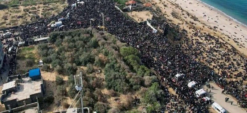 ההמון העזתי ממתין לשחרורה של ארבל יהוד בסמוך לציר נצרים כדי לחזור הביתה